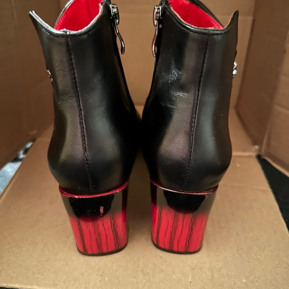 Azura sz 39/8.5 black side zip bootie with a 3” red accented block heel